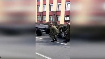 国产军车掉头视频,展现强大军事力量