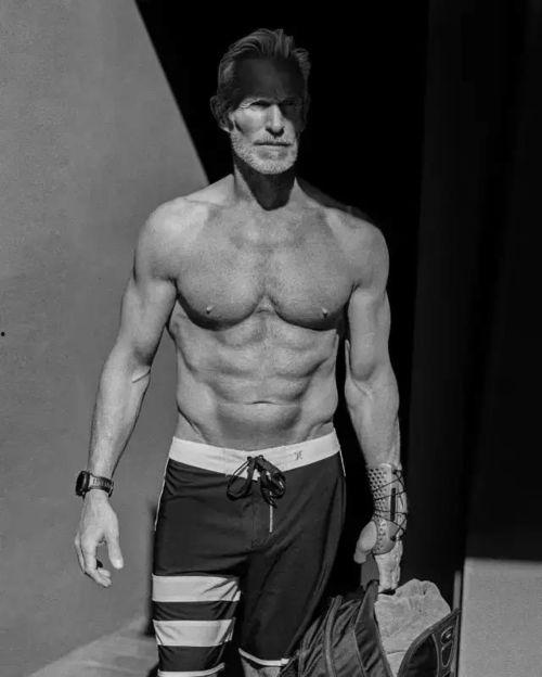 国产肌肉男成熟型视频,成熟型健身达人风采展示